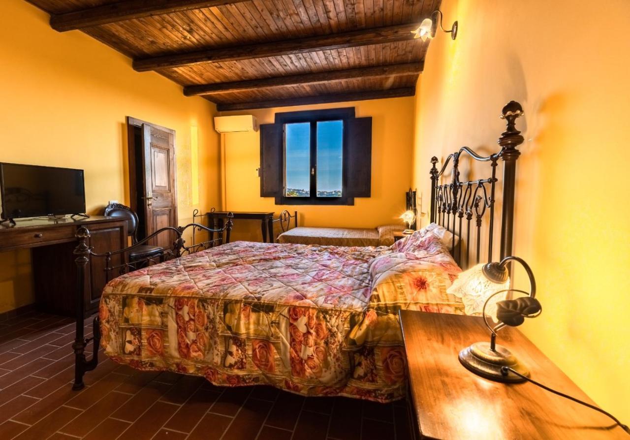 Castello Di Petecciano B&B Mosciano SantʼAngelo Екстериор снимка